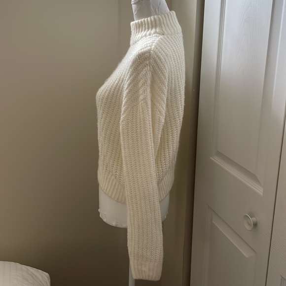 Divided soft acrylic crop sweater - Picture 3 of 7